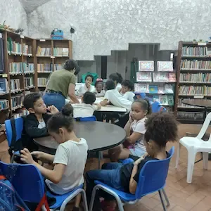 Grupo de crianças participa de atividade educativa na Biblioteca de Copacabana, Rio de Janeiro.