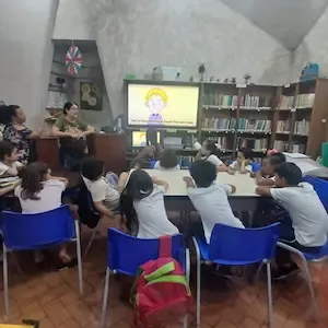 Crianças participam de aula de inglês na Biblioteca Escolar Municipal de Copacabana – Carlos Drummond de Andrade, Rio de Janeiro.