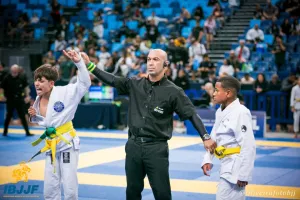 Kaio, atleta de Jiu-Jitsu de 11 anos do Pavão-Pavãozinho, ganhando o campeonato Rio Spring